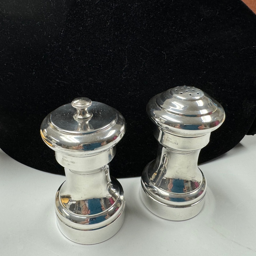 Sterling silver salt and pepper shaker.